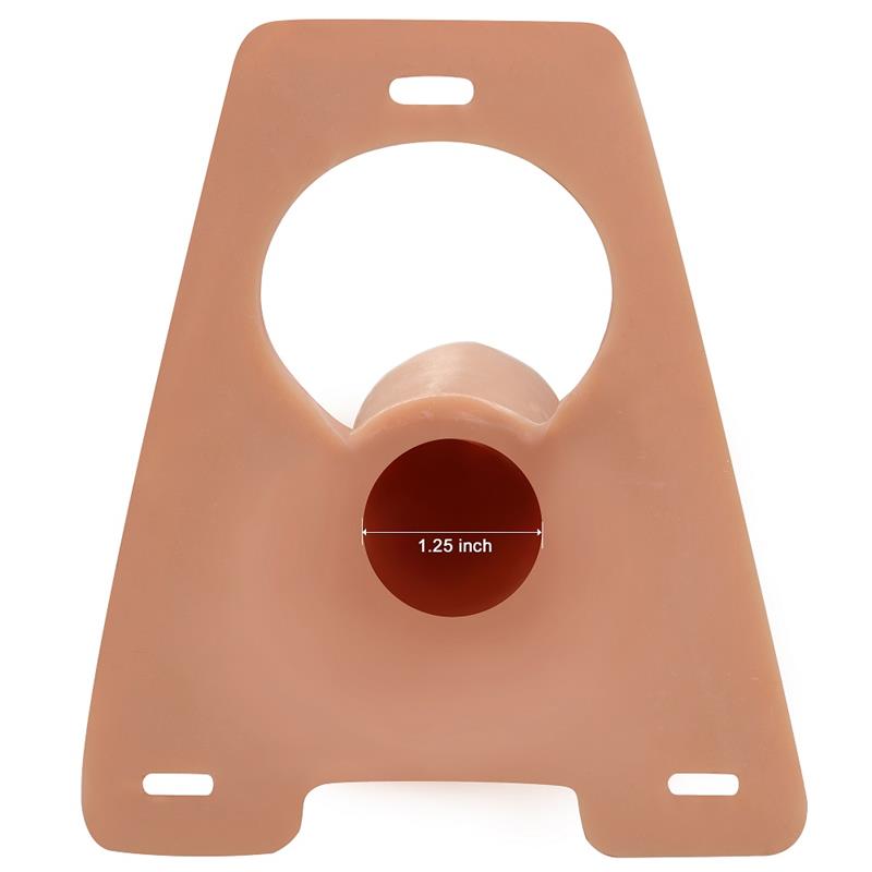 Detalle del ancho interior del dildo hueco LOVETOY mostrando espacio disponible