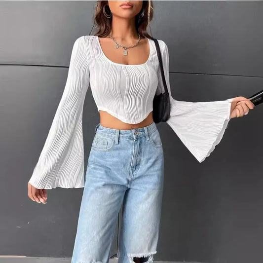 Blusa tipo top boho, blanca o negra, con mangas largas tipo murcielago.