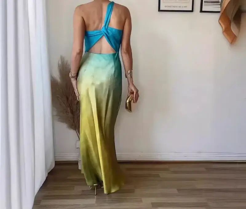 Vestido largo degradado en tonos azules y verdes con espalda semidescubierta, ideal para invitadas a bodas y eventos formales.