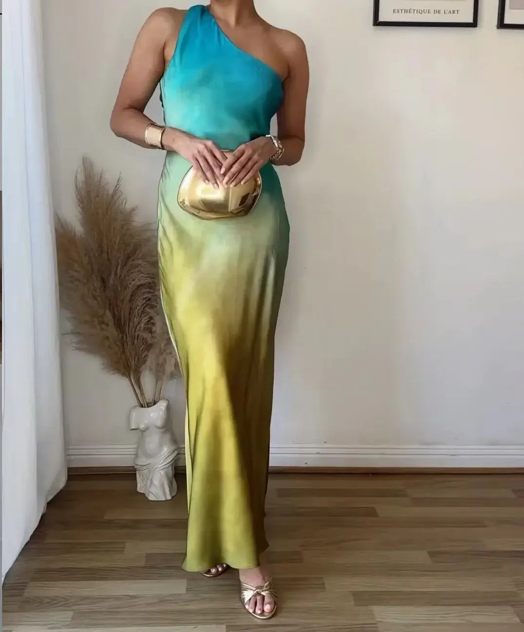 Vestido largo degradado en tonos azules y verdes con espalda semidescubierta, ideal para invitadas a bodas y eventos formales.