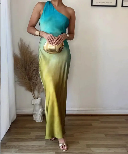 Vestido largo degradado en tonos azules y verdes con espalda semidescubierta, ideal para invitadas a bodas y eventos formales.