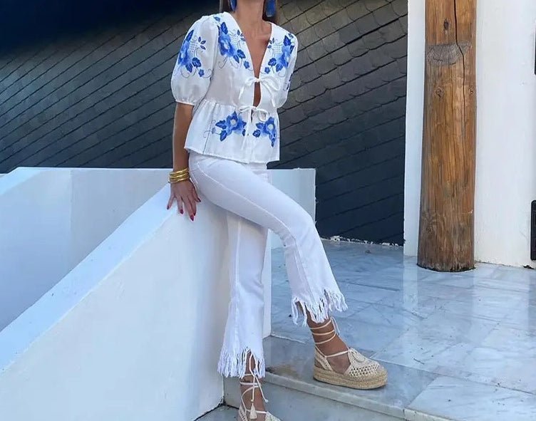 Blusa Blanca Flores Azules Escote Nudos AMELIE