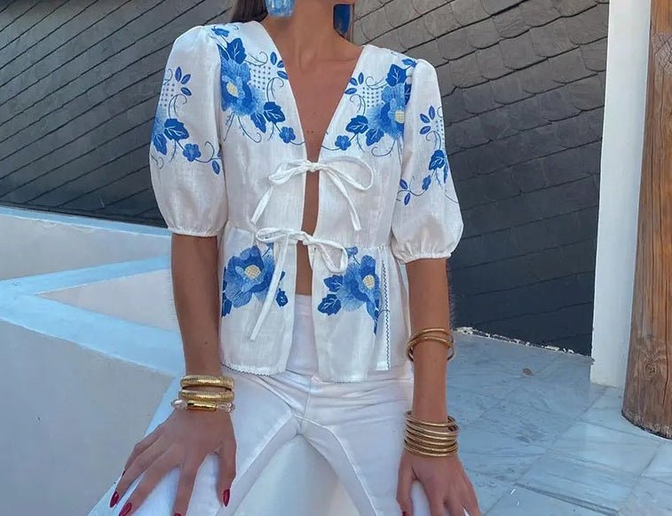 Blusa Blanca Flores Azules Escote Nudos AMELIE