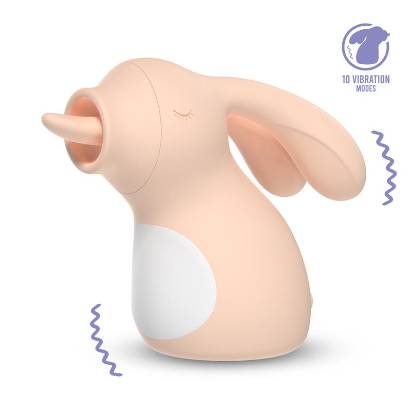El ENGILY ROSS Carotty es un estimulador de clítoris con lengua que llama la atención por su original diseño con forma de conejo. Su pequeño tamaño esconde dos formas de estimulación: una lengua que imita el movimiento del lameteo y una función de vibración. Está pensado principalmente para el clítoris, aunque también puedes utilizarlo en otras zonas sensibles del cuerpo, como los pezones.