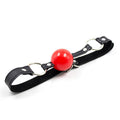 Mordaza clásica BDSM de la línea Latetobed®, con una bola lisa de color rojo mate y correa ajustable negra, ideal para juegos de dominación y sumisión. El diseño combina estética provocadora y funcionalidad, destacando su estilo clásico y elegante. Perfecta para quienes buscan explorar el mundo del bondage con seguridad y control.