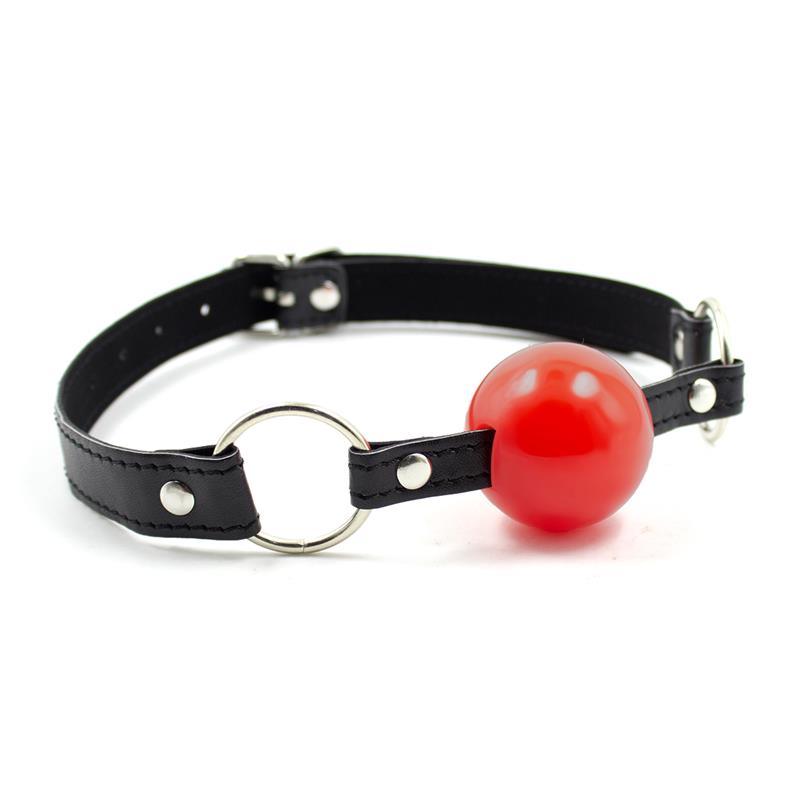 Mordaza clásica BDSM de la línea Latetobed®, con una bola lisa de color rojo mate y correa ajustable negra, ideal para juegos de dominación y sumisión. El diseño combina estética provocadora y funcionalidad, destacando su estilo clásico y elegante. Perfecta para quienes buscan explorar el mundo del bondage con seguridad y control.