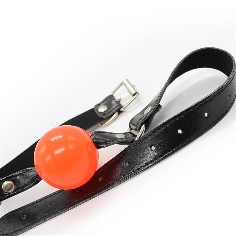 Mordaza clásica BDSM de la línea Latetobed®, con una bola lisa de color rojo mate y correa ajustable negra, ideal para juegos de dominación y sumisión. El diseño combina estética provocadora y funcionalidad, destacando su estilo clásico y elegante. Perfecta para quienes buscan explorar el mundo del bondage con seguridad y control.