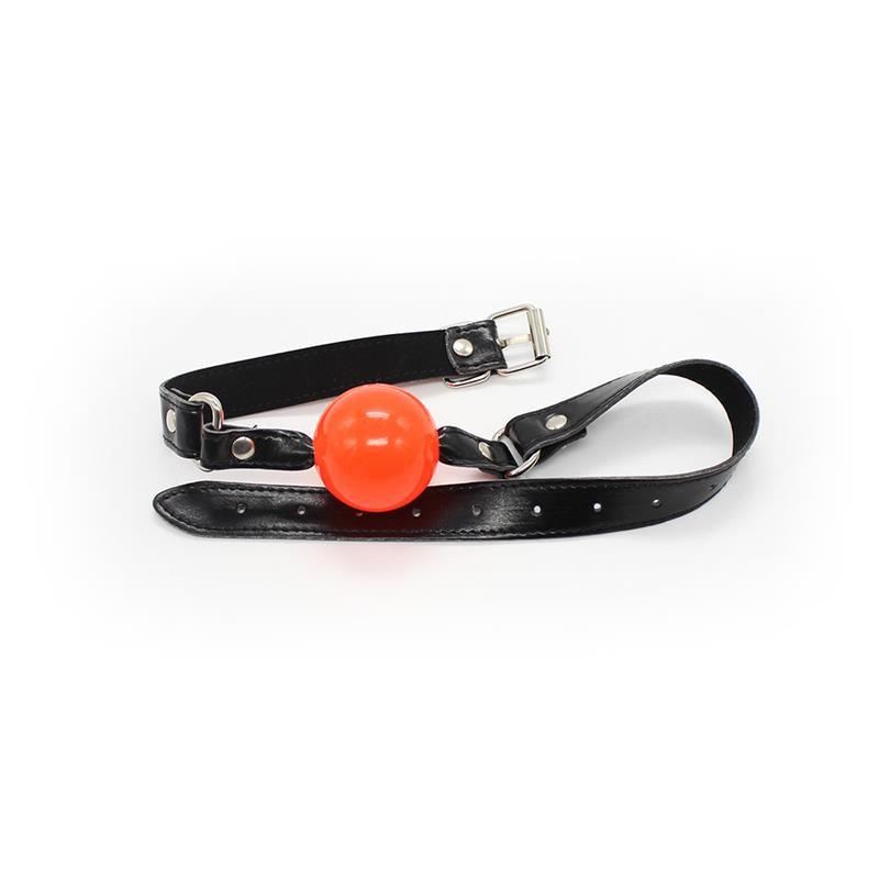 Mordaza clásica BDSM de la línea Latetobed®, con una bola lisa de color rojo mate y correa ajustable negra, ideal para juegos de dominación y sumisión. El diseño combina estética provocadora y funcionalidad, destacando su estilo clásico y elegante. Perfecta para quienes buscan explorar el mundo del bondage con seguridad y control.